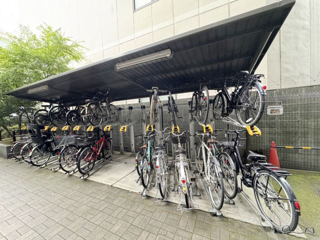 【駐輪場】 | クレストフォルム田町ベイフロントスクエア | 自転車置き場。マンションの共用部にあたります。空きの有無や駐輪料金、各戸の台数制限などについては、改めてお問い合わせください。～即日のご見学可能～　お問合せはお気軽にどうぞ。