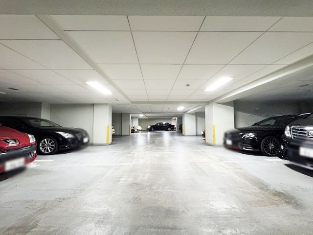 【駐車場】 | クレストフォルム田町ベイフロントスクエア | マンションの駐車場スペース。空きの有無や駐車料金、サイズ規定などについては、改めてお問い合わせください。～即日のご見学可能～　お問合せはお気軽にどうぞ。