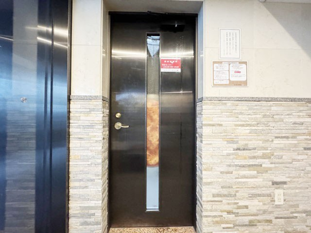 【受付】 | クレストフォルム田町ベイフロントスクエア | 管理人さんが勤務する管理室です。マンションに出入りする人たちを見守り、注意を払ってくれています。～即日のご見学可能～　お問合せはお気軽にどうぞ。