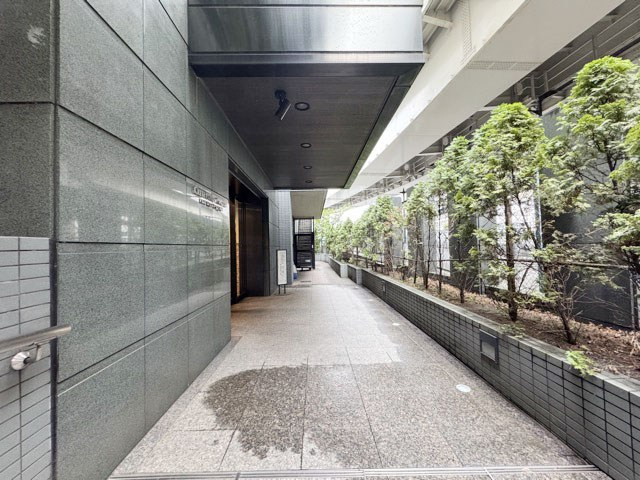 【エントランス】 | クレストフォルム田町ベイフロントスクエア | お客様を、そして住人を出迎えてくれるマンションのエントランス。ゴミが落ちていないことからも、管理状態の良さや住民の節度の高さが見て取れます。～即日のご見学可能～　お問合せはお気軽にどうぞ。
