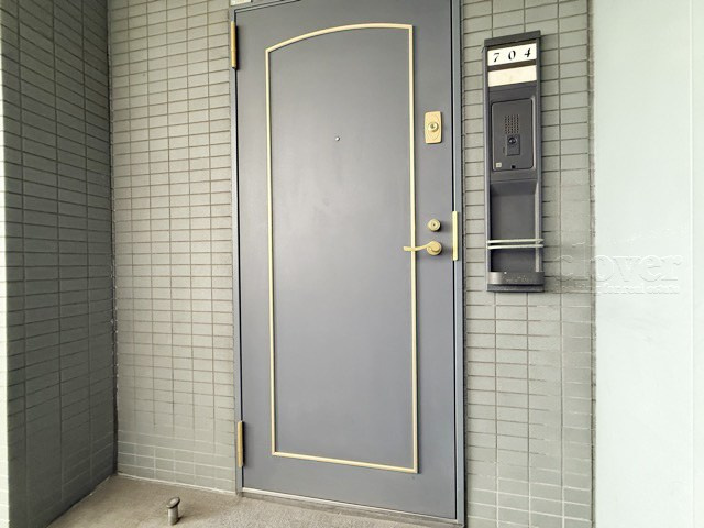 【その他共用部分】 | クレストフォルム田町ベイフロントスクエア | 皆様をお迎えする、お部屋の玄関ドア。開けやすさや開放角度、ドアノブの操作しやすさや鍵の形状などを、現地で一度ご確認ください。～即日のご見学可能～　お問合せはお気軽にどうぞ。