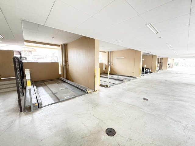 プレサンス神戸和田岬ステーションフロントの駐車場
