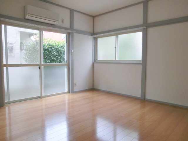 第二岩田ハイツの居間・リビング|角部屋なので２面採光です。