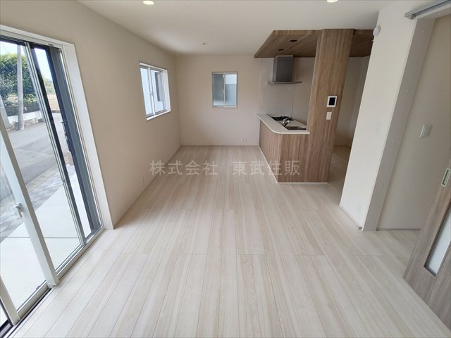 【居間・リビング】 | 川越市今福　全１棟 | 開放感があり日当たり良好です
