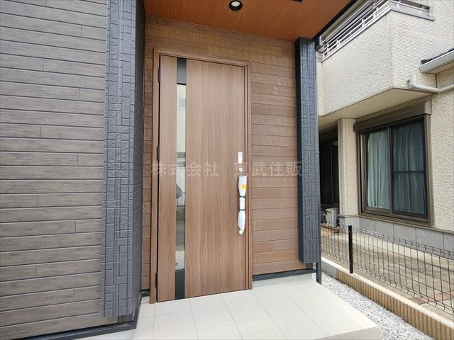 【構造・工法・仕様】 | 川越市今福　全１棟 | 明るい玄関です