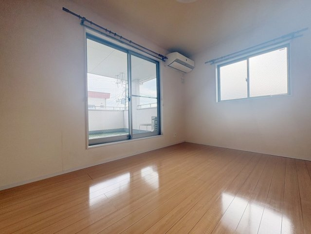中古戸建・中古住宅　郡山市名倉　桜小学校・第三中学校の洋室|南側の6帖の洋室　バルコニーに面しており大きな窓から日差しが入るので気持ちの良いプライベート空間です！