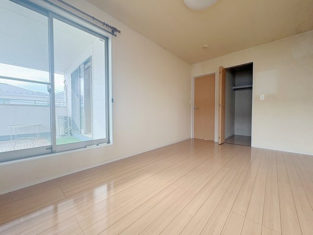 中古戸建・中古住宅　郡山市名倉　桜小学校・第三中学校の洋室|バルコニーに面しており大きな窓から日差しが入るので気持ちの良いプライベート空間です！