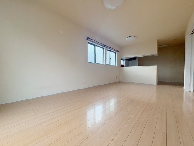 中古戸建・中古住宅　郡山市名倉　桜小学校・第三中学校の居間・リビング|LDKは16.5帖で広々としており、南側の窓から日差しが入り明るい家族団らんスペース！