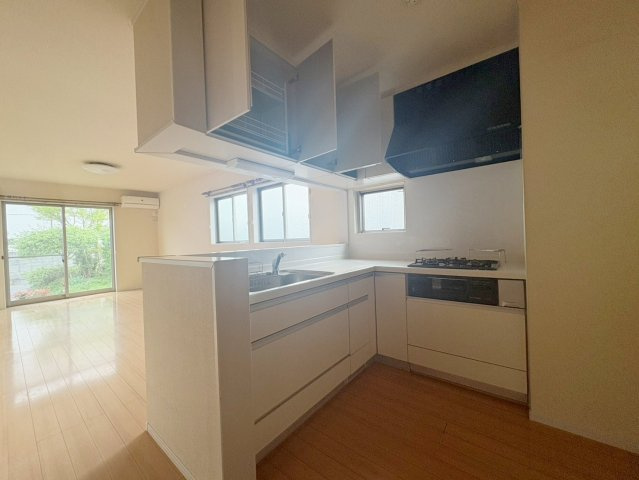 中古戸建・中古住宅　郡山市名倉　桜小学校・第三中学校のキッチン|L字型キッチンで作業スペースが広くお料理がしやすいです！