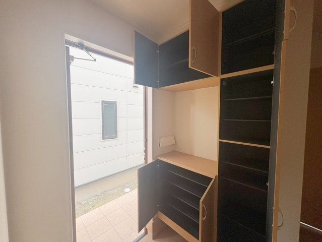 中古戸建・中古住宅　郡山市名倉　桜小学校・第三中学校の収納|大容量のシューズボックスがあり収納豊富な玄関スペース。
