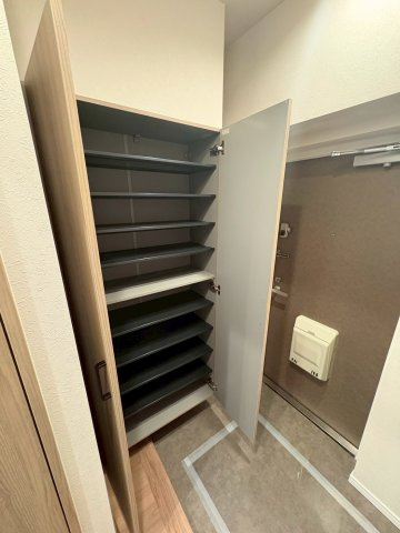歌敷山ダイヤハイツの玄関|明るい玄関です
