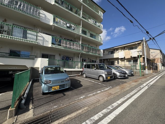 歌敷山ダイヤハイツの駐車場