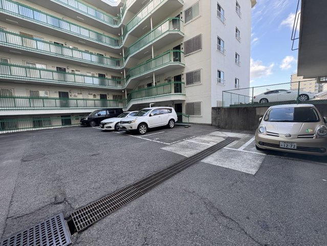 歌敷山ダイヤハイツの駐車場|車をお持ちの方に嬉しい駐車場付きの物件です