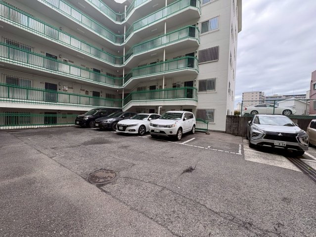 歌敷山ダイヤハイツの駐車場|駐車場に車を止められます