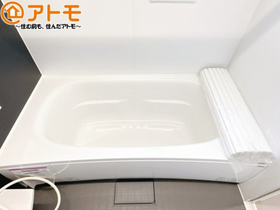 【浴室】 | 焼津市五ヶ堀之内　中古戸建 | 脚を伸ばしてリフレッシュ♪広々湯舟でお湯に浸かれば疲労回復効果につながります♪