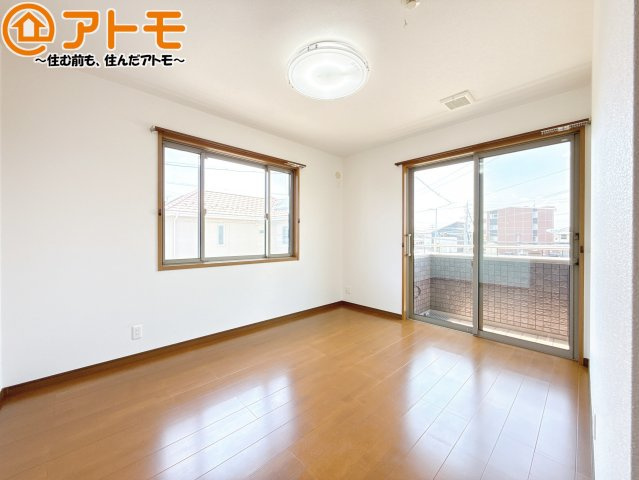 【寝室】 | 焼津市五ヶ堀之内　中古戸建 | バルコニーに面したお部屋なので、布団などの大きなものも楽々干せます♪