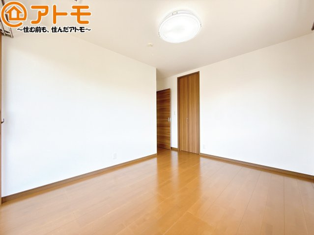 【寝室】 | 焼津市五ヶ堀之内　中古戸建 | 収納スペースもしっかり確保したお部屋は、収納家具の数も減らせるのでお部屋を広く使えます！