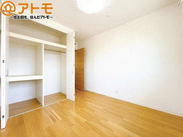 【子供部屋】 | 焼津市五ヶ堀之内　中古戸建 | 壁と床がシンプルな色合いだからこそ自分だけの空間を作れます♪お部屋作りのイメージは順調でしょうか♪