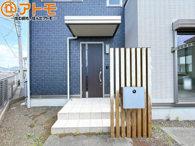 【玄関】 | 焼津市五ヶ堀之内　中古戸建 | 落ち着いた色合いの玄関はダブルロックで防犯性に優れた仕様になっています♪