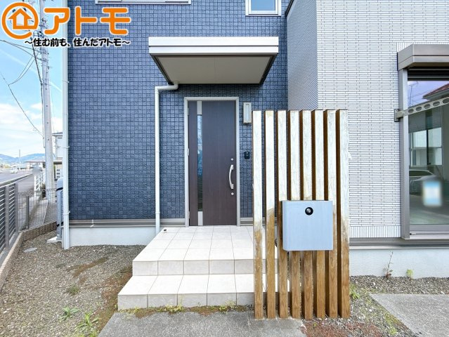 【玄関】 | 焼津市五ヶ堀之内　中古戸建 | 落ち着いた色合いの玄関はダブルロックで防犯性に優れた仕様になっています♪