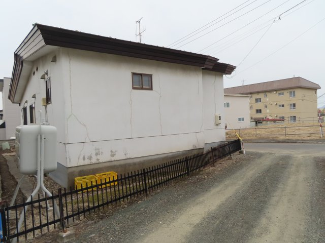 北見市寿町４丁目４番２１号　中古売家の外観|北西側外観です。灯油タンクが設置されています。