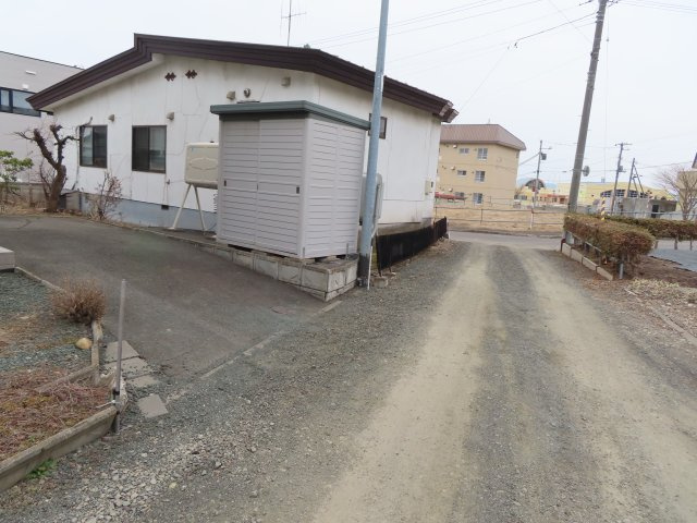 北見市寿町４丁目４番２１号　中古売家の前面道路含む現地写真|北西側前面道路、私道(3号既存道路)に11.117m接道しています。