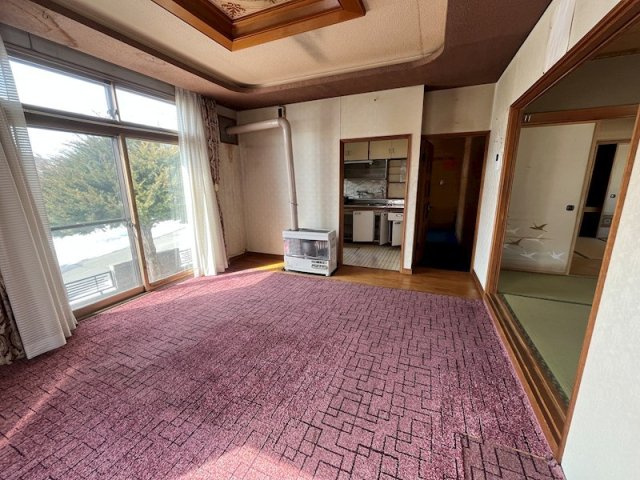 北見市寿町４丁目４番２１号　中古売家の居間・リビング|南西向きのリビングは、昼〜夕方にかけて日が入りやすく、特に午後から明るくなります。
日中は照明をつける時間が短くて済み、冬も比較的あたたかさを感じやすい向きです。
