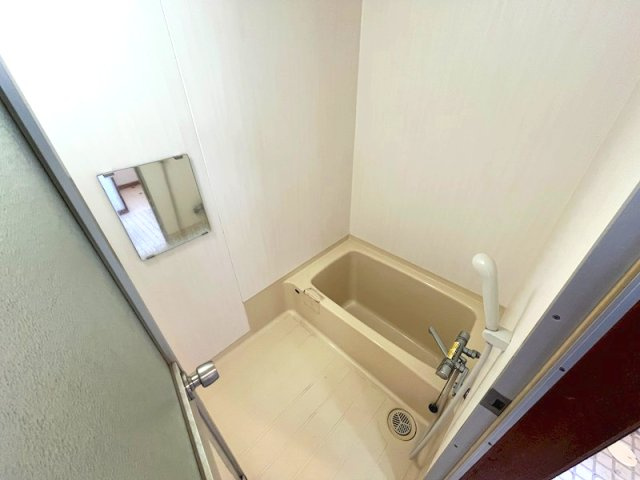 北見市寿町４丁目４番２１号　中古売家の浴室|お風呂は0.75坪のユニットバスですが、浴槽に張るお湯の量が少なくなるため、水道や灯油代が1坪以上の浴槽に比べると安くなります。さらに範囲が狭いため、掃除時間の短縮につながります。