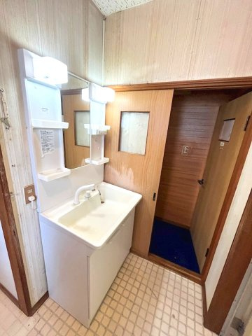 北見市寿町４丁目４番２１号　中古売家の独立洗面台|洗髪洗面化粧台は、忙しい朝などに手軽に洗髪でき、 洗面ボウルをシャワーで洗い流せるため清潔を保ちやすく、化粧品やシャンプーなどを整理しやすい収納スペースがあります。