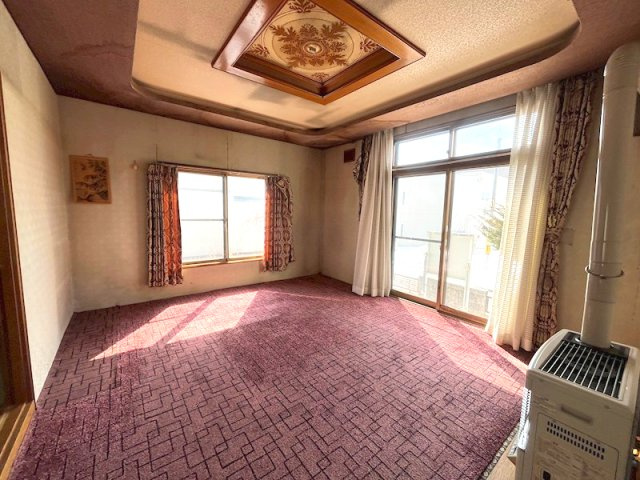 北見市寿町４丁目４番２１号　中古売家の居間・リビング|リビングに窓が複数の方向にあることで、風の通り道を作りやすくなります。対角線上の窓配置で風が抜けやすく、自然の風で快適な室温を維持し、室内の空気を新鮮に保ち、快適な居住空間を実現できます。