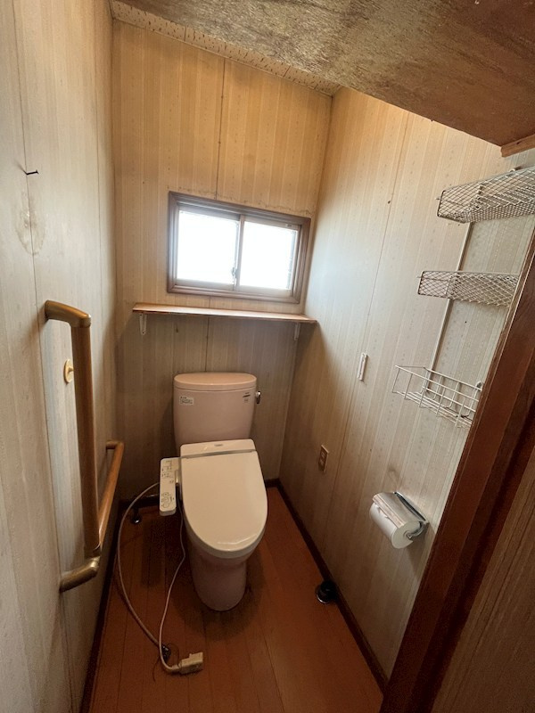 北見市寿町４丁目４番２１号　中古売家のトイレ|トイレに手すりがあるので、特に足腰が弱い方や身体に不安がある方にとって、転倒リスクの軽減や動作負担の軽減、自立度の向上など「いつでも掴める」という感覚が、トイレ利用時の不安を和らげます。