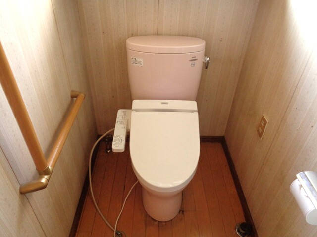 北見市寿町４丁目４番２１号　中古売家のトイレ|トイレにウォシュレットがあると、毎日のトイレ時間のストレスがぐっと減ると感じる方が多いです。紙だけで拭くより使用量が減りやすく、家族が多いほど紙代の節約につながります。
