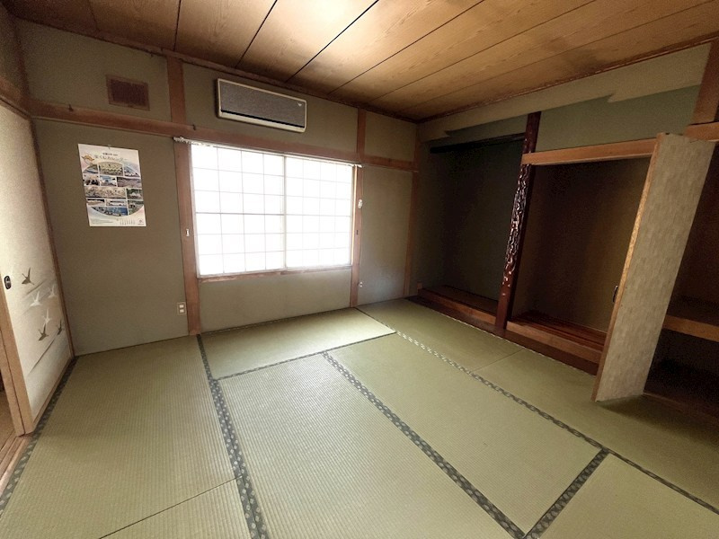 北見市寿町４丁目４番２１号　中古売家の和室|8帖和室の床の間は、絵画や生け花などを飾ることで、部屋に季節感や風情を与え、美しさを演出できます。仏間は仏壇を設ける場所として違和感なく設置できます。