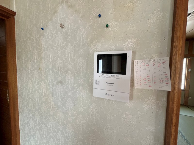 【セキュリティ】 | 北見市寿町４丁目４番３号　中古売家 | モニター付きインターホンは、来訪者の映像を屋内のモニターで確認できる点が最大の特徴です。防犯性と利便性が向上します。モニター越しに確認できるため、不審者や望まない訪問者には玄関を開けずに対応できます。