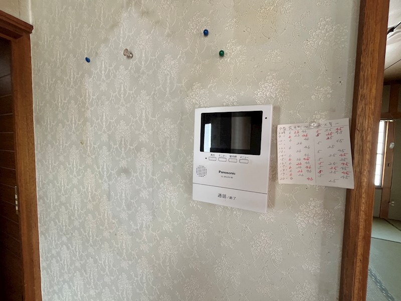北見市寿町４丁目４番２１号　中古売家のセキュリティ|モニター付きインターホンは、来訪者の映像を屋内のモニターで確認できる点が最大の特徴です。防犯性と利便性が向上します。モニター越しに確認できるため、不審者や望まない訪問者には玄関を開けずに対応できます。