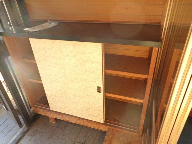 北見市寿町４丁目４番２１号　中古売家の収納|下駄箱（シューズボックス）は玄関の床面積を節約しながら靴を収納できる点が大きなメリットです。扉付きなので、靴の臭いが玄関に広がりにくいという利点や、下駄箱の上をちょっとした小物置きとして活用できます。