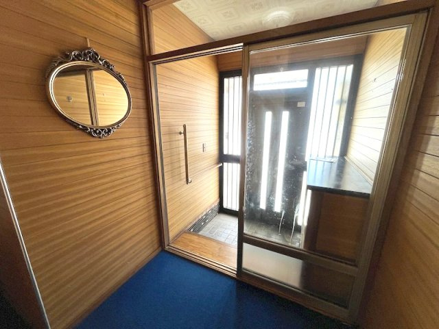 北見市寿町４丁目４番２１号　中古売家の玄関|玄関とホールを結ぶ引き違い戸は、開ける幅を自由に調節できます。人の出入りや換気に合わせて調整でき、大きな荷物の出し入れもスムーズです。