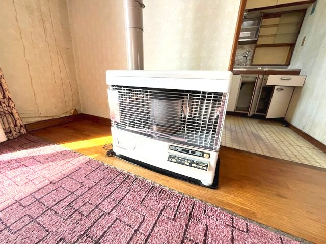 北見市寿町４丁目４番２１号　中古売家の冷暖房・空調設備|リビングには石油ストーブがあります。