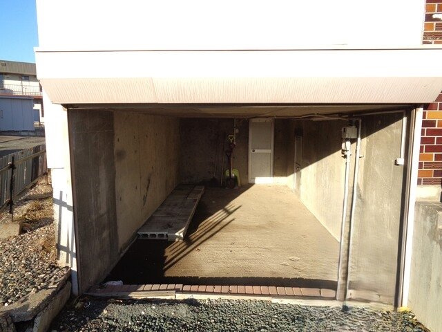 北見市寿町４丁目４番２１号　中古売家|車庫があると、雨や雪、紫外線、黄砂、鳥のフンなどから車を守れるので、ボディやタイヤの劣化が遅くなります。アウトドア用品、自転車、工具などを置く場所として使えます。