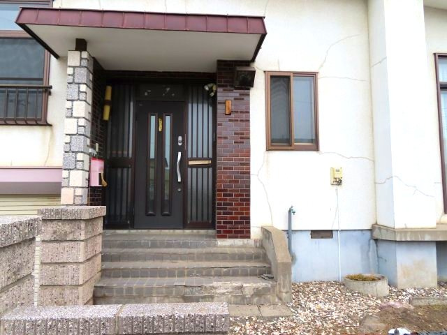 北見市寿町４丁目４番２１号　中古売家の外観|玄関前に階段があると、道路側の雨水や泥が玄関内に入りにくくなります。玄関が道路面より高い位置にあると、玄関まわりが周囲から多少見えやすくなり、不審者が近づく様子がわかりやすいという面もあります。