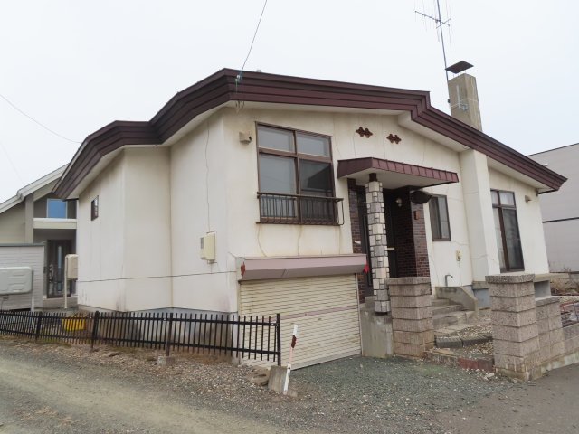 【外観】 | 北見市寿町４丁目４番３号　中古売家 | 西側外観です。角地で北西側道路(私道)に11.117m接道しています。