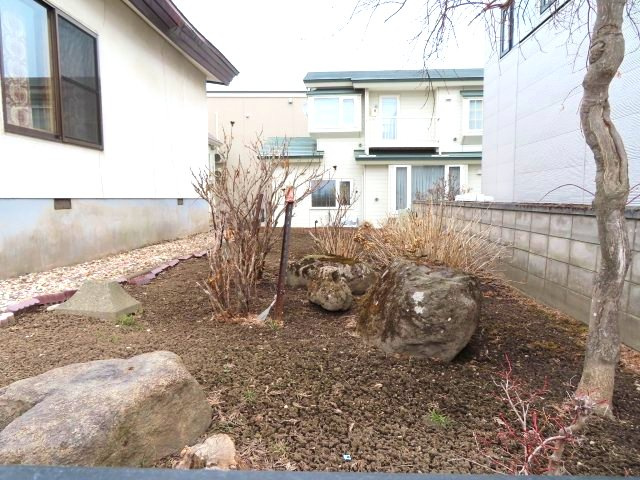 北見市寿町４丁目４番２１号　中古売家の庭|南東側に、塀で囲まれた庭があります。