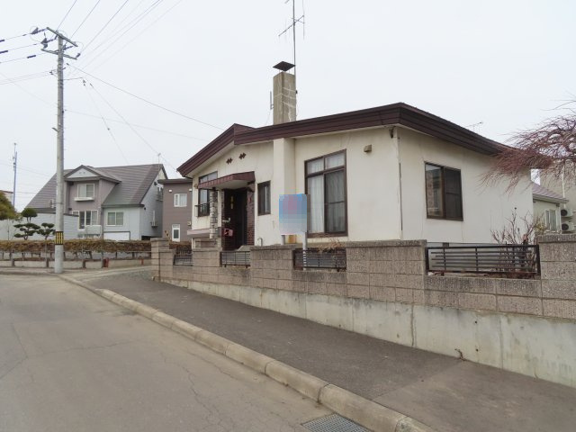 北見市寿町４丁目４番３号　中古売家の外観|南東側外観です。東側に塀で囲まれた庭があります。