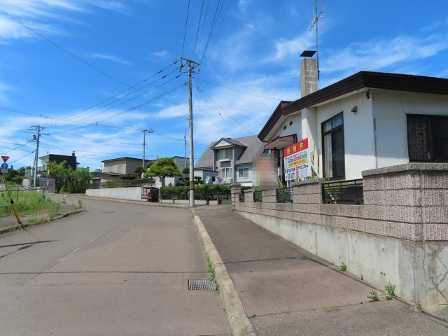 北見市寿町４丁目４番２１号　中古売家の前面道路含む現地写真|【前面道路】西側から、東方向を見た前面道路周辺です。