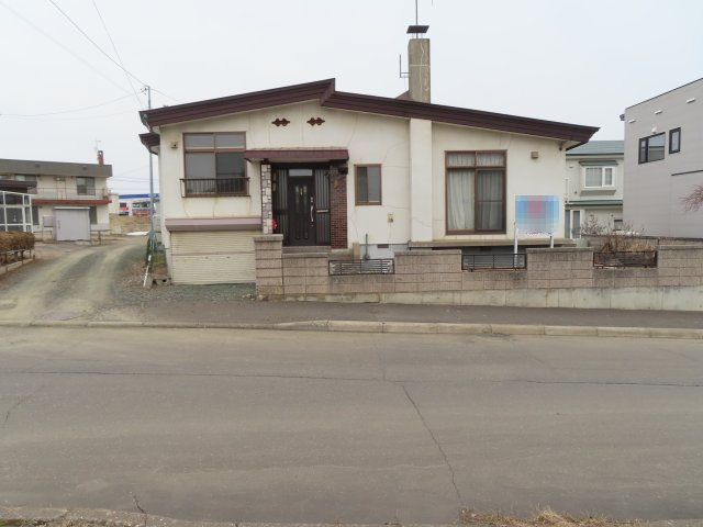 【前面道路含む現地写真】 | 北見市寿町４丁目４番３号　中古売家 | 南西側、前面道路幅員10ｍの公道から見た北東側の隣地周辺です。