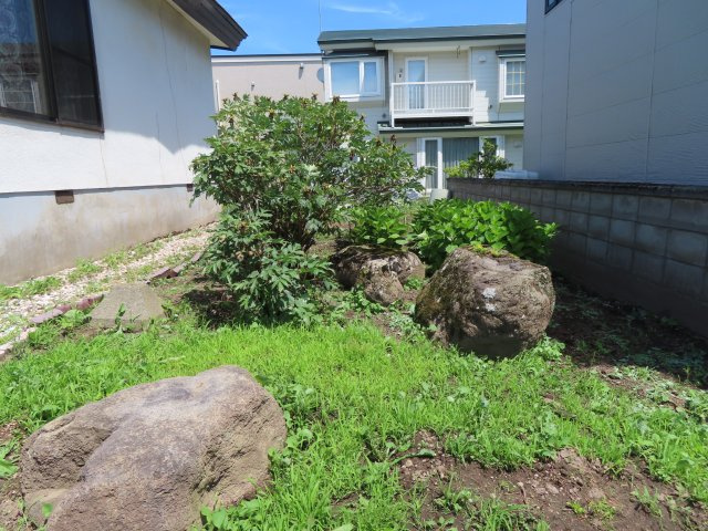北見市寿町４丁目４番２１号　中古売家の庭|南東側に庭があると、午前中中心の日当たりは、庭木や家庭菜園にも好条件です。強い西日で土や鉢が過度に乾きにくく、野菜や花が育ちやすく、葉焼けしにくいです。
