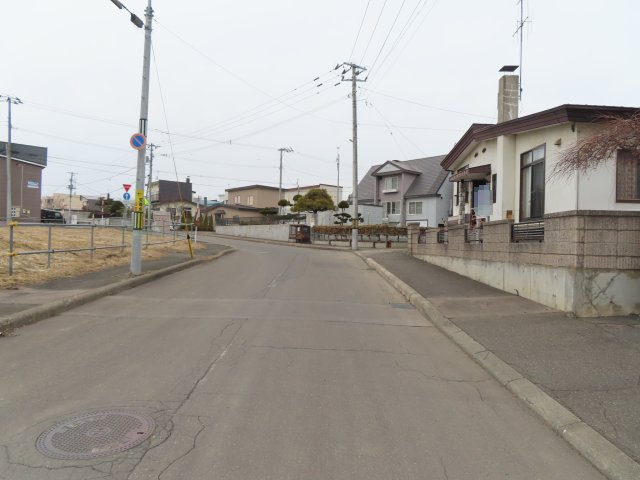 【前面道路含む現地写真】 | 北見市寿町４丁目４番３号　中古売家 | 前面道路は南西側に接道し、南東側から北西方向を見た前面道路周辺です。