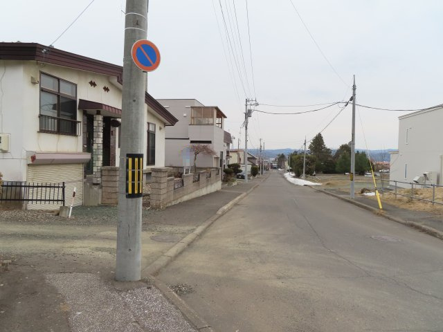 【前面道路含む現地写真】 | 北見市寿町４丁目４番３号　中古売家 | 西側から、東方向を見た前面道路周辺です。