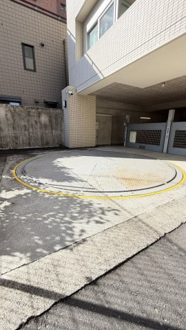 レーベンリヴァーレクロス東京の駐車場