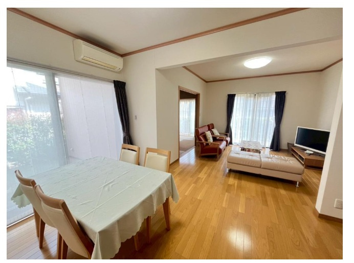 阪南市桃の木台６丁目　中古戸建の居間・リビング|オール電化住宅。窓から差し込む豊かな光が、リビングをパッと明るく彩ります。